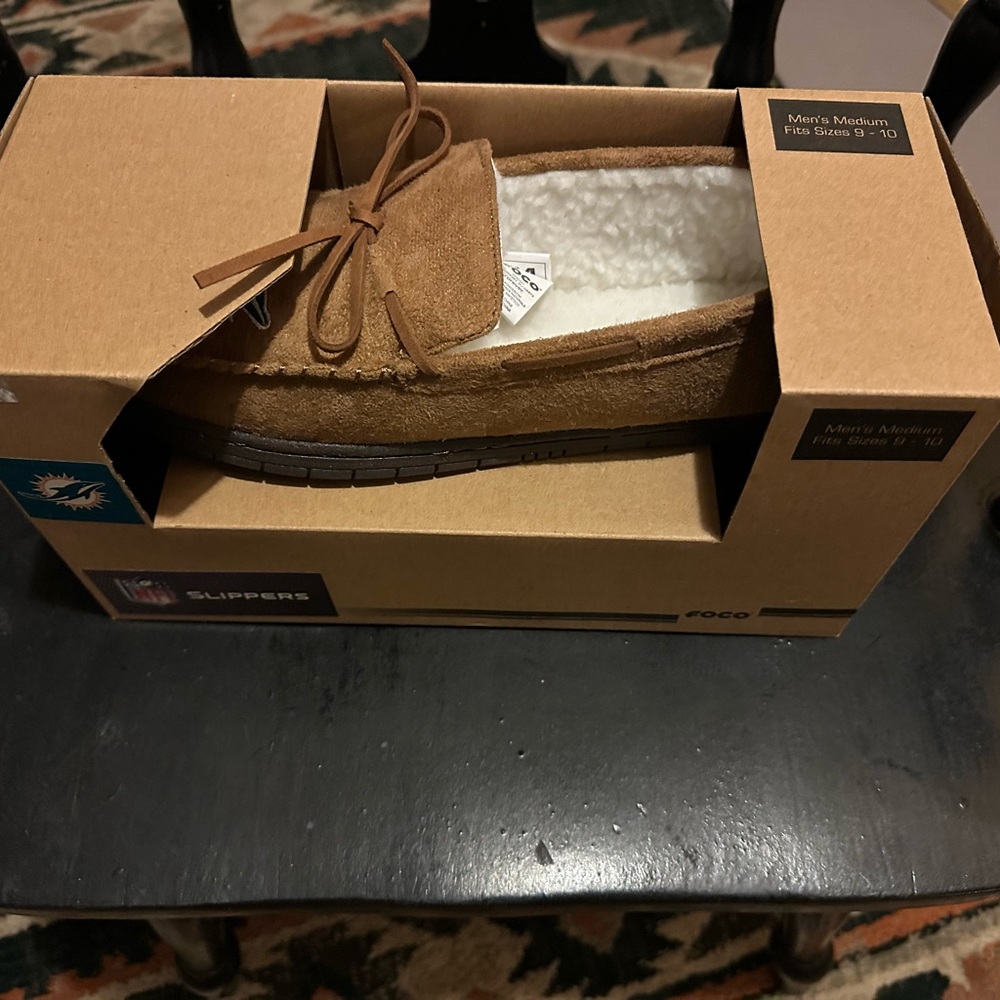 NWT men’s slippers